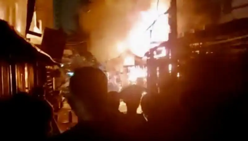 Vietnam'daki Korkunç Yangında Sekiz Can Yandı, Ayrıntılar Şok Edici