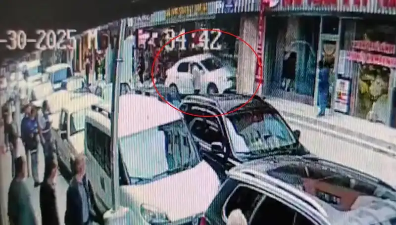 Alkollü Sürücü Magazaya Daldı, Çocuklar Faciayı Son Anda Atlattı