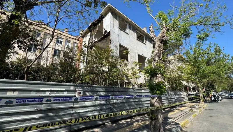 Bakırköy'deki Metruk Bina Depremle Kısmen Çöktü: Zarar ve Güvenlik Endişeleri