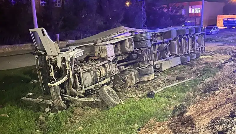 TIR Devrildi: Feci Kazada 6 Kişi Yaralandı