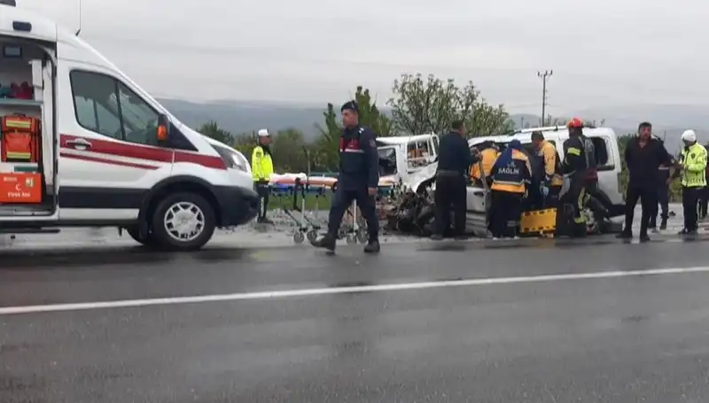 Denizli'de Korkunç Kaza: İki Araç Kafa Kafaya Çarpıştı, 5 Yaralı!