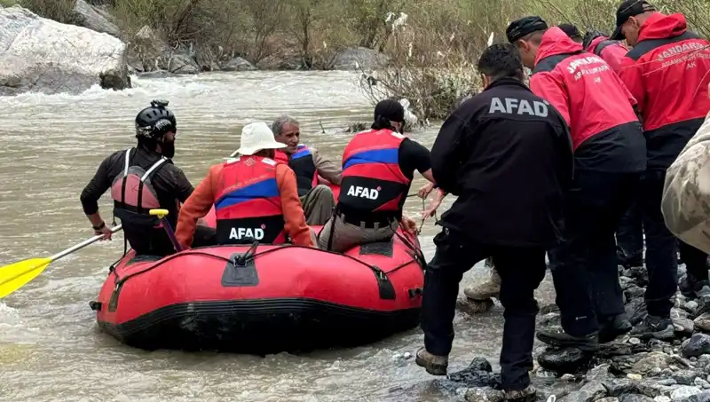 Zap Suyu'nda Mahsur Kalan 4 Kişinin Kurtarılması Ambulans ve Ekiplerle Gerçekleşti