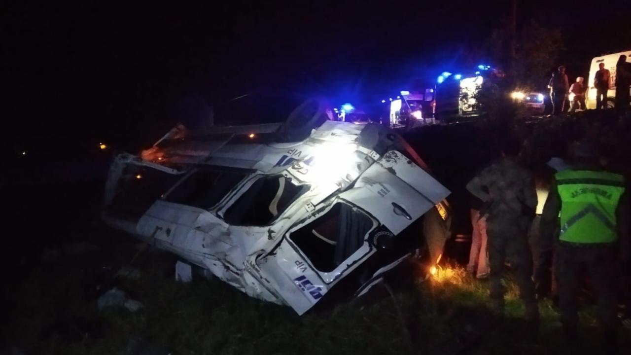 Bingöl'de Yolcu Minibüsü Devrildi: 13 Kişi Yaralandı