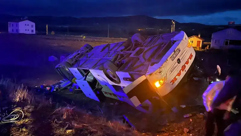 Sivas’ta Yolcu Otobüsü Devrildi: Trafik Kazasında Can Kaybı ve Yaralılar