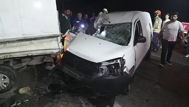 İstanbul'da Feci Kaza: 3 Kişi Yaralandı, Olay Yerinde Panik Hâkimdi