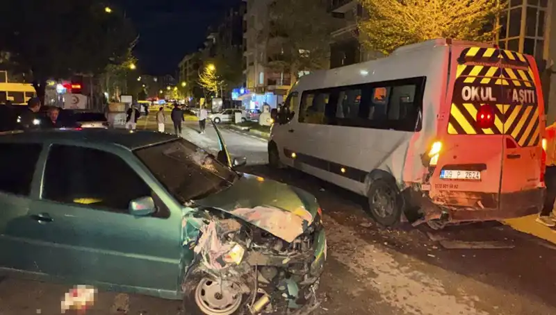 Servis Minibüsüne Çarpan Otomobilde Altı Kişi Yaralandı