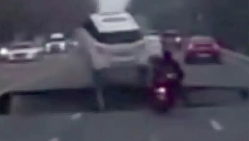 Güney Kore Otoyolunda Dev Çukur: Motosiklet İçine Girdi, Şok Edici Anlar!