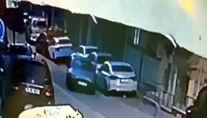 Esenyurt'ta Park Halindeki Araçlara Çarpan Sürücü Kaçtı! Olay Yerinde Neler Oldu?