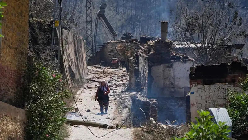 İzmir ve Bilecik'te Yangın Felaketi: 415 Bina Alev Alev!