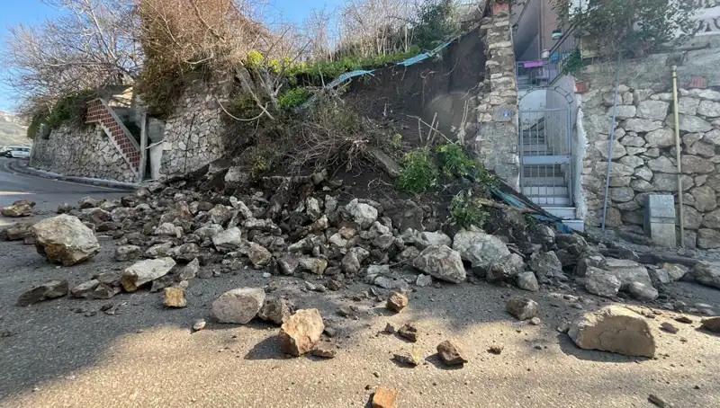 İstinat Duvarının Çökmesi Yolda Korku Dolu Anlar Yaşattı